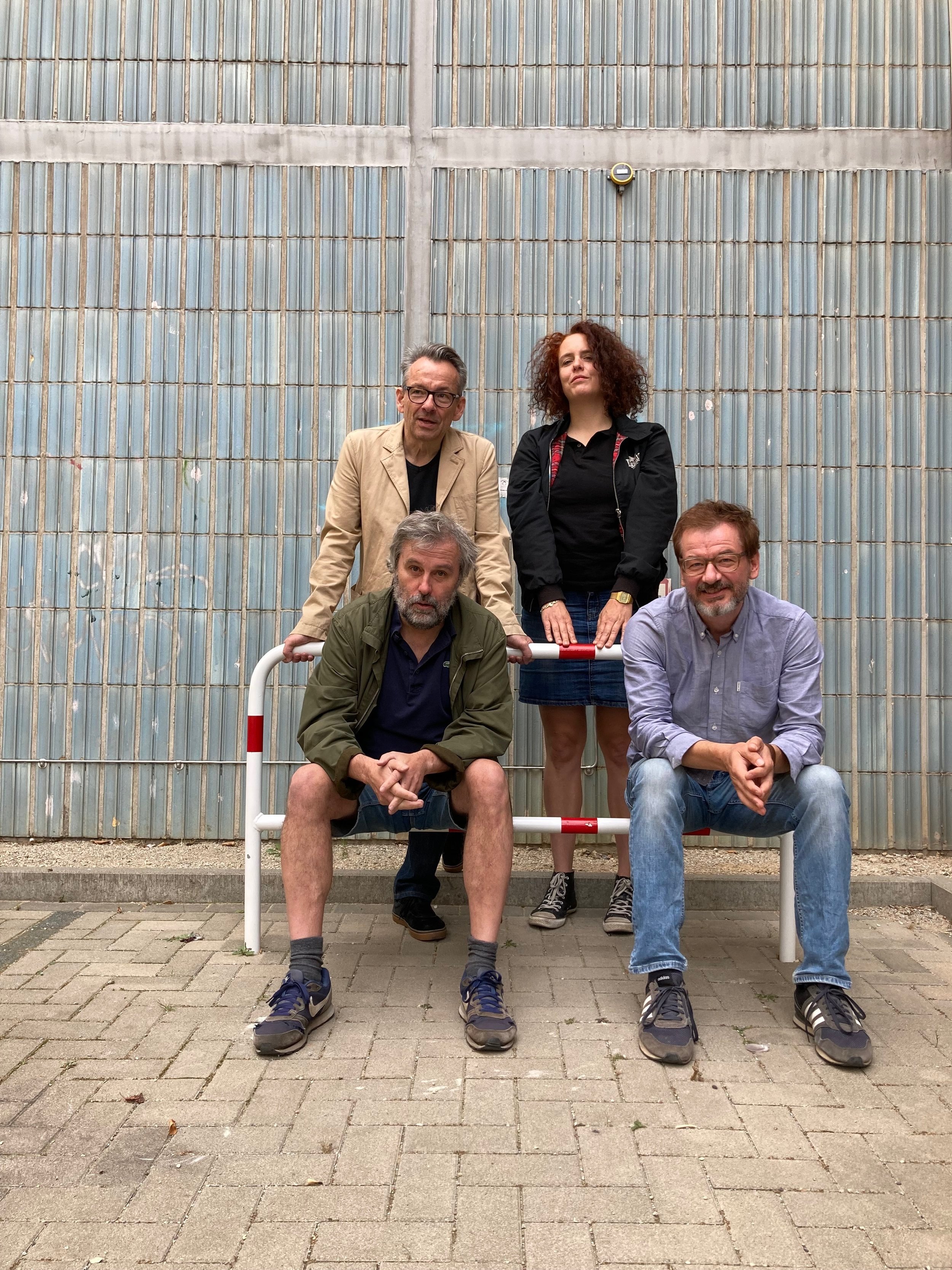 Art Critics Orchestra (ACO) v.l.n.r. sind 2023 stehend Andreas Schlaegel und Catherine Lorent, davor sitzend Raimar Stange und Micz Flor